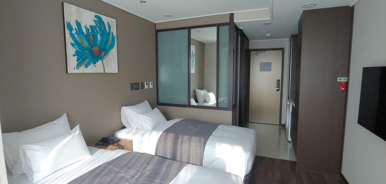 Western Bay Marina Hotel Пхёнтхэк Экстерьер фото